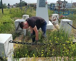 Студенты Володарского филиала облагородили воинские захоронения